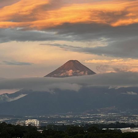 Amazing Aircrafts Views In Front Of Airport Apartment Guatemala City Exterior photo