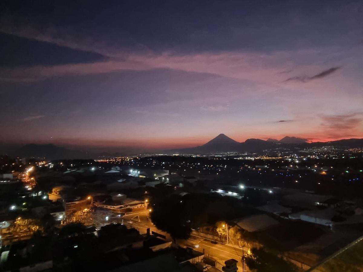 Amazing Aircrafts Views In Front Of Airport Apartment Guatemala City Exterior photo