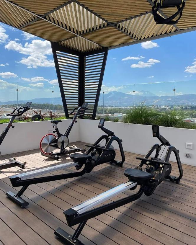 Amazing Aircrafts Views In Front Of Airport Apartment Guatemala City Exterior photo