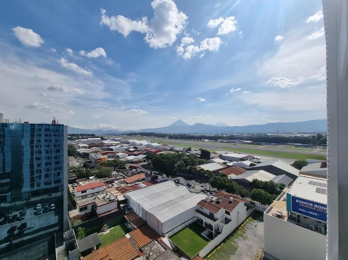 Amazing Aircrafts Views In Front Of Airport Apartment Guatemala City Exterior photo