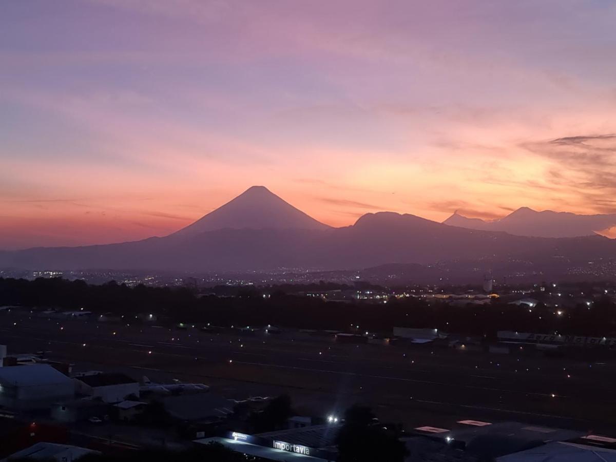 Amazing Aircrafts Views In Front Of Airport Apartment Guatemala City Exterior photo