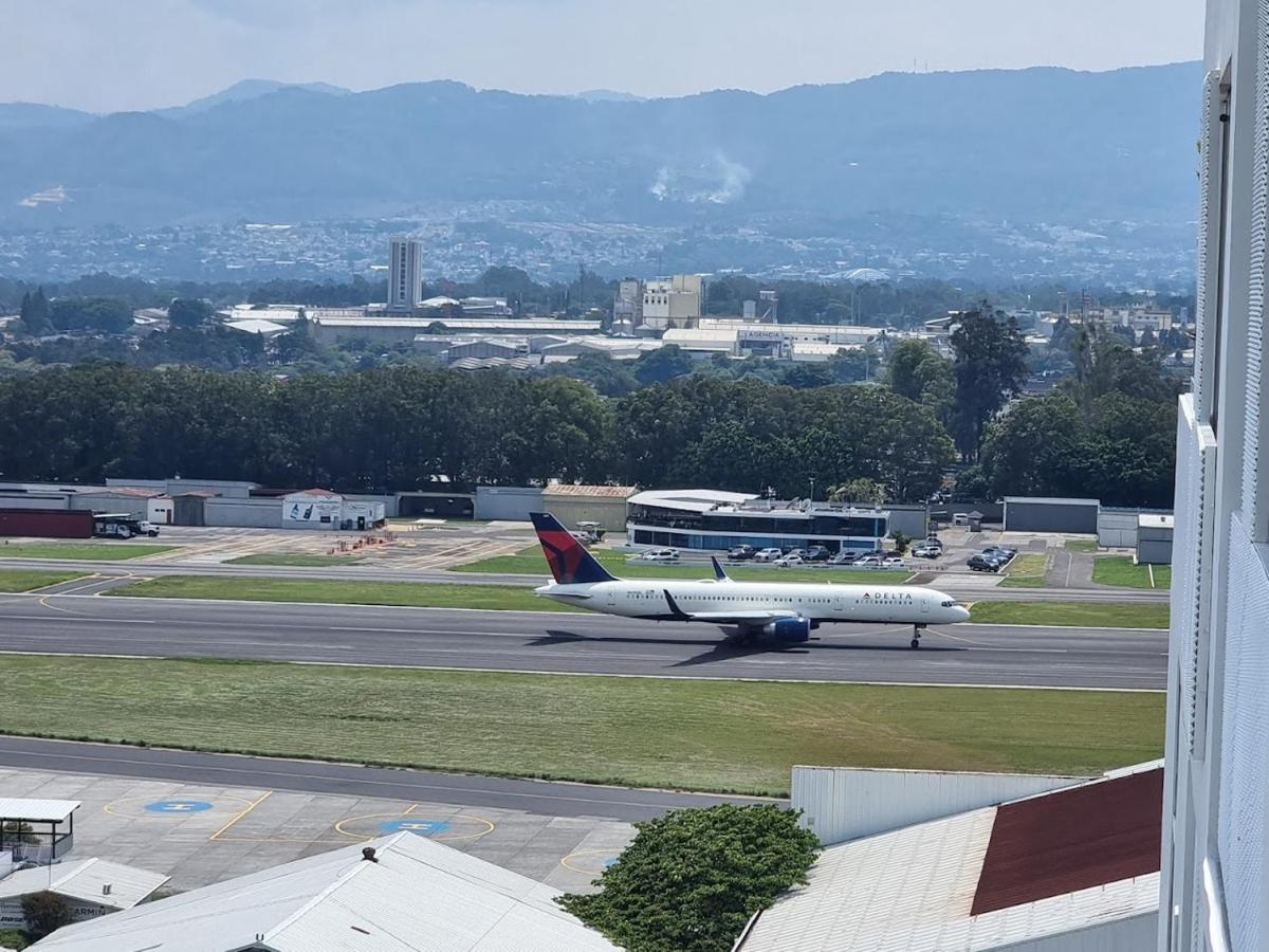 Amazing Aircrafts Views In Front Of Airport Apartment Guatemala City Exterior photo