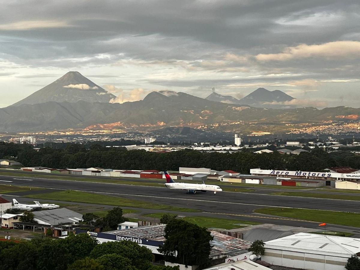 Amazing Aircrafts Views In Front Of Airport Apartment Guatemala City Exterior photo